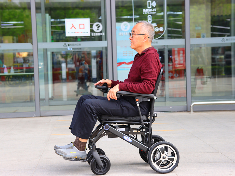 第64期 和美德s800-8轻便型电动轮椅:折叠方便 配置丰富多种电池与