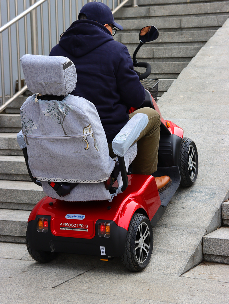 和美德c4红色款智能电动代步车