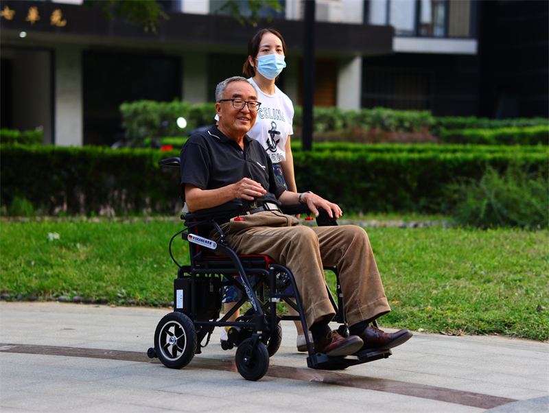 和美德P15镁合金轻便折叠电动轮椅