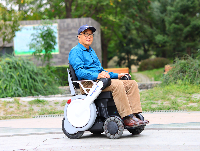 第36期 椅夫智能电动轮椅:可升降可平移的电动代步车 麦克拉姆轮拐弯