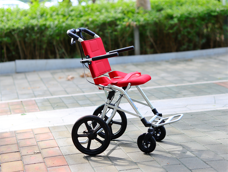 轻便小巧 折叠方便 重量轻 可放轮椅包内携带出游